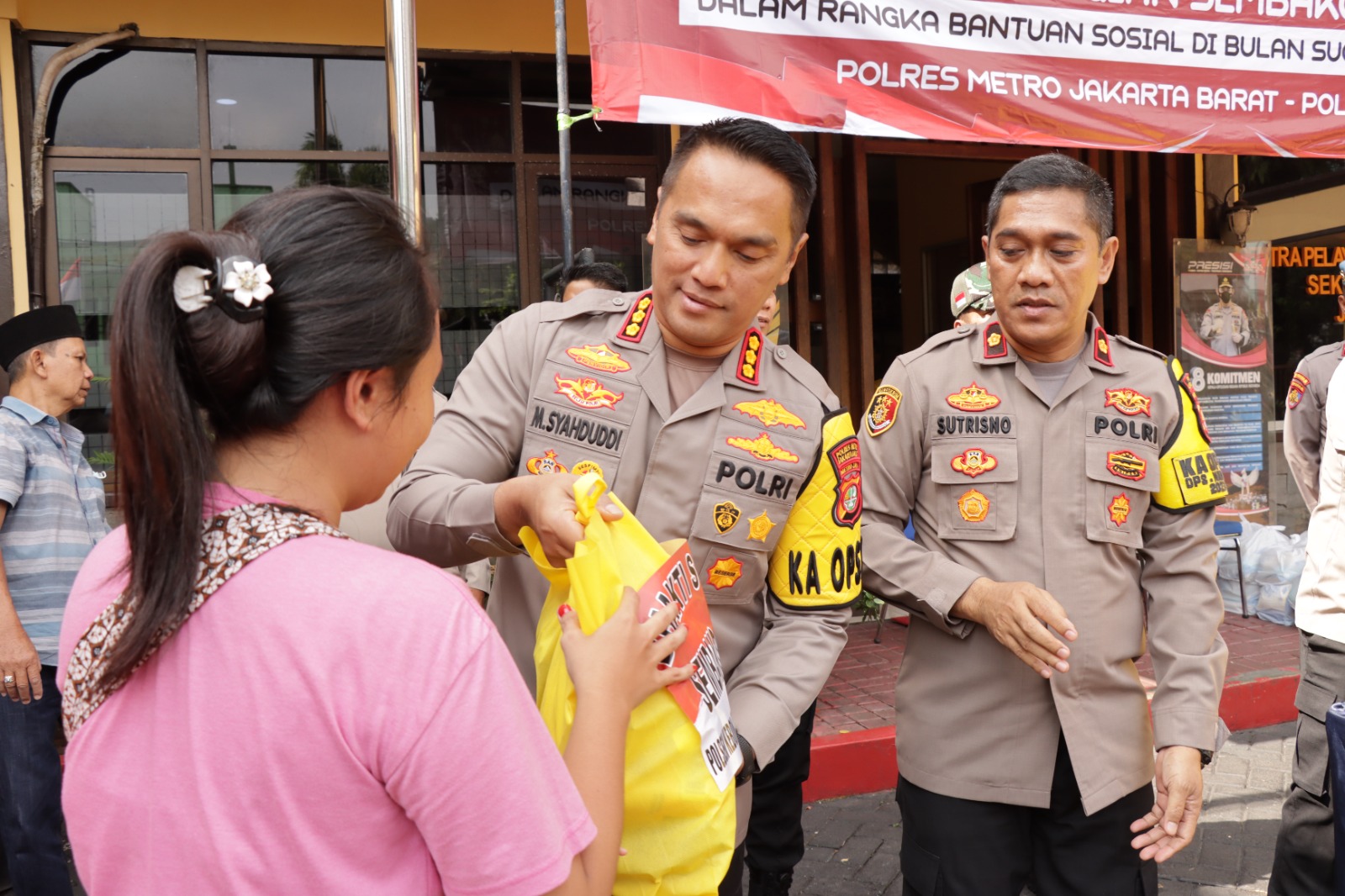 Tebar Kebaikan Polres Metro Jakarta Barat Dan Polsek Kebon Jeruk