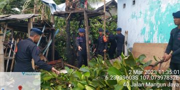 Sinergi TNI-Polri Bantu Warga Bersihkan Puing Akibat Puting Beliung di Bekasi.
