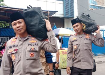 Kapolri Memberikan Bantuan Kemanusiaan Untuk Negeri di Kampung Gelap Tambora