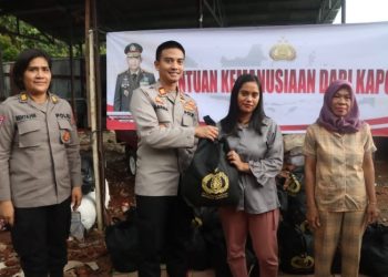 Polres Tangerang Selatan Bagikan 500 Paket Bansos Kapolri