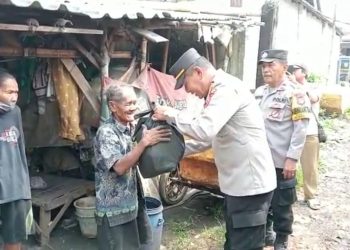 Polsek Cikbar Salurkan Sembako dari Kapolri di Kampung Bojong Koneng