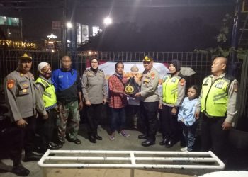 Polsek Bekasi Timur Salurkan Bantuan Kemanusiaan dari Kapolri kepada warga Slum Area