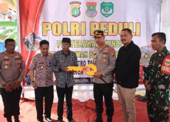 Menarik, Kapolrestro Tangerang Kota Serahkan Kunci Bedah Rumah Polri Peduli di Sepatan