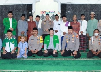 Polsek Kalideres Sholat Subuh Berjamaah Bersama Warga
