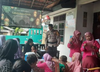 Bhabinkamtibmas Monitoring Program Pin Polio Untuk Balita di Jatibening Baru Pondok Gede