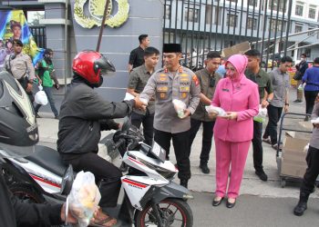 Polres Metro Jakarta Barat dan Bhayangkari Bagikan 1000 Paket Takjil Untuk Masyarakat
