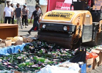 Polisi Musnahkan 14.039 Botol Miras Ilegal Sepanjang Ramadan