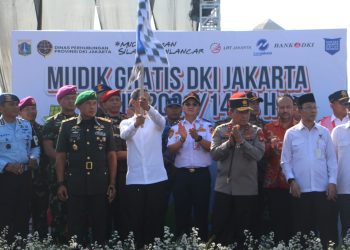 PJ Gubernur DKI Jakarta dan Kapolda Metro Jaya Memberangkatkan 13.541 Pemudik Gratis dari Monas