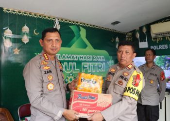 Cek Pos Lebaran 2023, Kapolrestro Tangerang Kota Serahkan Bingkisan Kepada Petugas