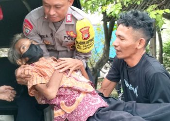 Respon Cepat Polisi Bantu Lansia ke Dinas Sosial
