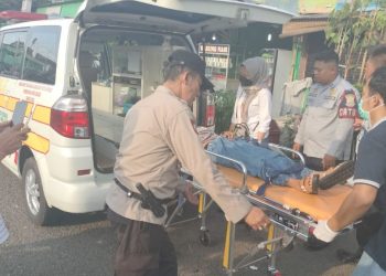 Pemudik Pingsan Ini yang dilakukan Petugas Pos Pengamanan Ketupat