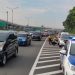 Pengendara alami Ban Bocor di Tol, Polisi Bantu Ganti Ban