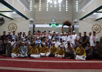 Kapolres Metro Depok melaksanakan Sholat Shubuh Berjamaah di Masjid Jami Al-Abbor Beji