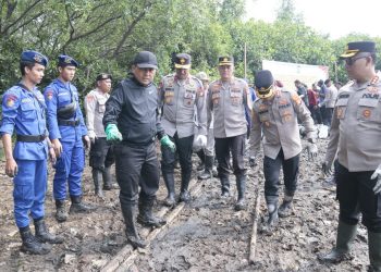 Kapolda Metro Jaya dan Pasukannya Bersihkan Sampah di Kawasan Mangrove Muara Angke