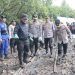 Kapolda Metro Jaya dan Pasukannya Bersihkan Sampah di Kawasan Mangrove Muara Angke