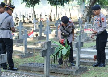 Sambut HUT Bhayangkara ke-77, Polda Metro Jaya Ziarah dan Tabur Bunga di TMP Pondok Aren