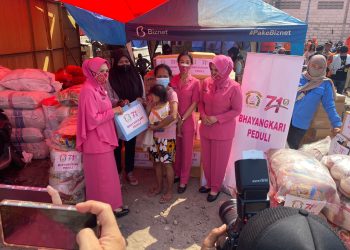 Ibu-ibu Bhayangkari Sambangi Lokasi Penampungan Pengungsi Korban Kebakaran di Penjaringan Jakut