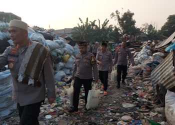 Ditbimmas Polda Metro Jaya Giat Suling dan serahkan 100 Paket Sembako di mesjid Jami Al barokah.