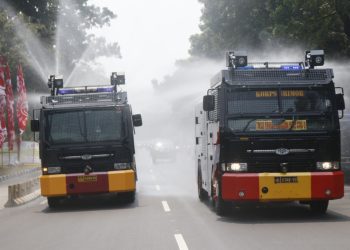 Kurangi Dampak Polusi Udara, Polda Metro Jaya Kerahkan 4 Mobil Water Cannon Semprot Jalan Protokol