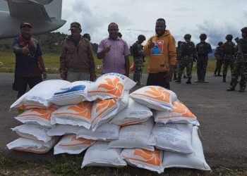 Kapolri Salurkan 264,7 Ton Beras dan 1.500 Sembako untuk Warga Papua yang Terdampak Kekeringan
