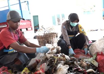 Anggota Polwan Polres Ponorogo Bersama Warga Ubah Sampah Jadi Produk Ekonomis