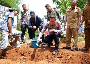 Polri Bantu Warga Korban Kebakaran di Bandung
