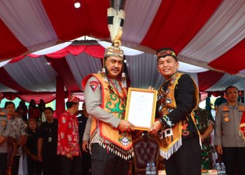 Disaksikan Ribuan Masyarakat, Wakapolri Dianugerahi Warga Kehormatan Dayak Kalteng Dan Bagikan 5.000 Paket Bansos