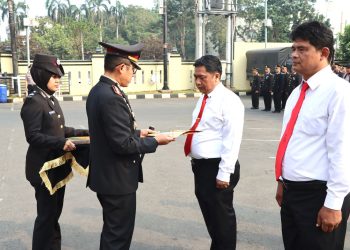 Teladan dan Berprestasi, Kapolres Metro Depok Berikan Penghargaan ke Sejumlah Personelnya