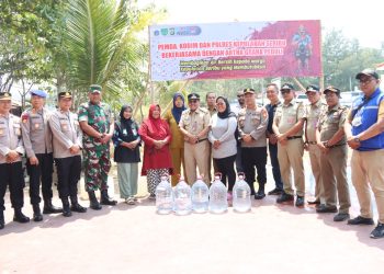 Salurkan Air bersih, Polres Kepulauan Seribu Kolaborasi dengan Forkopimda dan Artha Graha Peduli