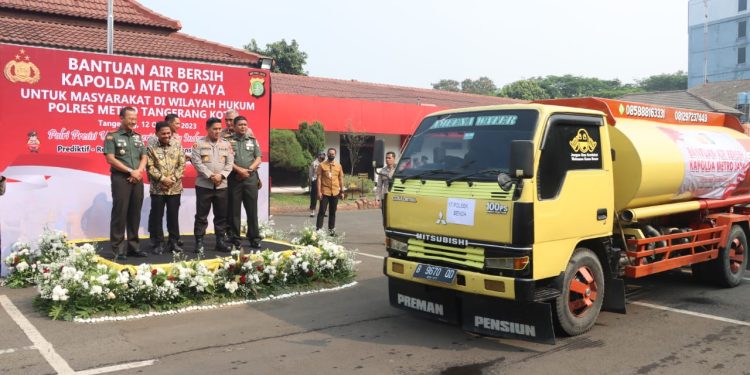 Kapolda Metro Jaya Bersama Forkopimda Tangerang Kota gelar Coffee Morning dan Berikan Bantuan Air Bersih