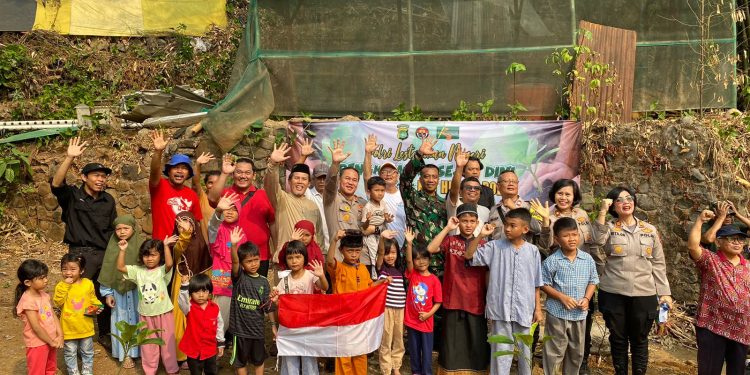 HUT Humas Polri ke 72 : Lestarikan Negeri, Polda Metro Jaya bersama Komunitas kali Ciliwung Tanam Pohon