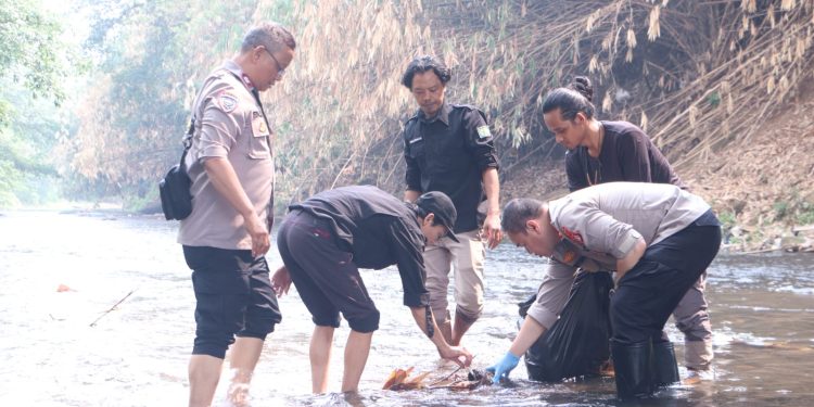 HUT Humas Polri ke 72 : Lestarikan Negeri, Polda Metro Jaya bersama Komunitas kali Ciliwung Tanam Pohon