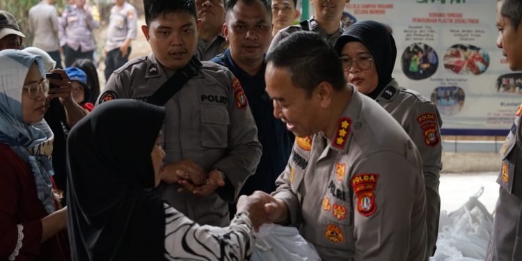 HUT Humas Polri ke 72 : Lestarikan Negeri, Polda Metro Jaya bersama Komunitas kali Ciliwung Tanam Pohon