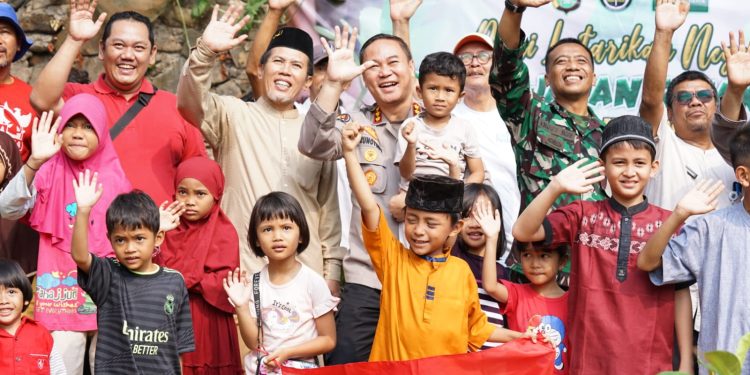 HUT Humas Polri ke 72 : Lestarikan Negeri, Polda Metro Jaya bersama Komunitas kali Ciliwung Tanam Pohon