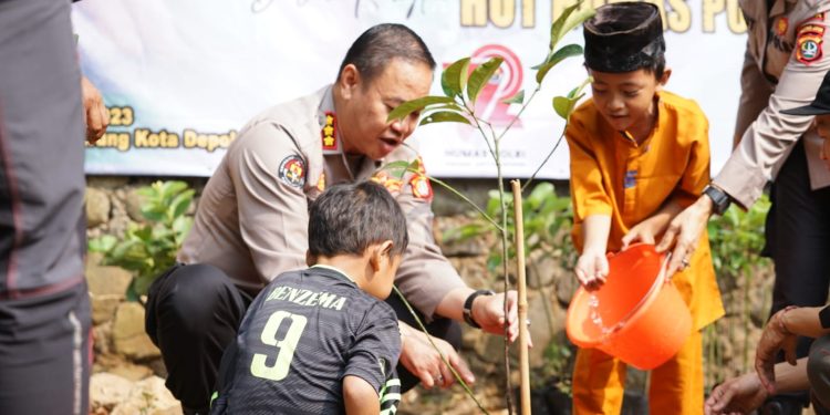 HUT Humas Polri ke 72 : Lestarikan Negeri, Polda Metro Jaya bersama Komunitas kali Ciliwung Tanam Pohon
