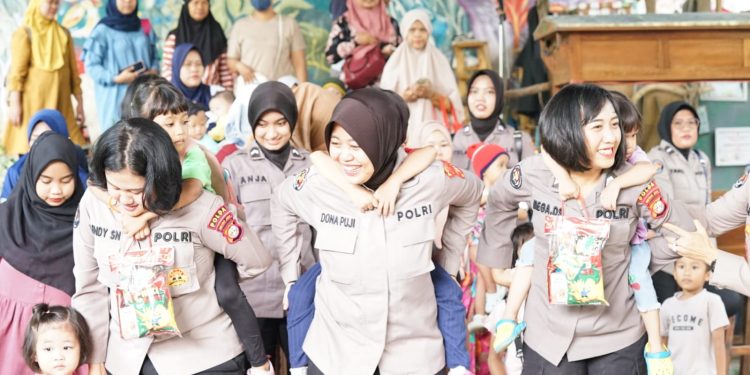 HUT Humas Polri ke 72 : Lestarikan Negeri, Polda Metro Jaya bersama Komunitas kali Ciliwung Tanam Pohon