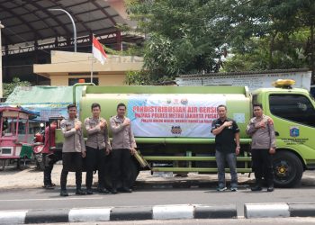 Jelang HUT Humas Polri ke-72, Polres Jakpus Distribusikan 8000 Liter Air Bersih ke Warga Kemayoran