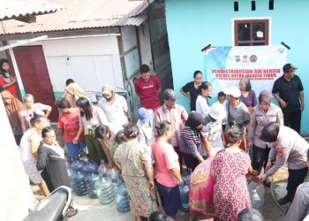Sambut HUT Humas Polri ke-72, Polres Jaktim Bagikan Air Bersih ke Warga Terdampak Kemarau di Duren Sawit