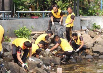 Wakapolres Kepulauan Seribu Pimpin Kegiatan Olahraga Pagi dan Korve Pantai untuk Membersihkan Sampah