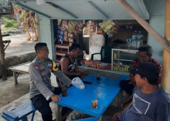 Briptu Tulus Nugroho Hidayat Bhabinkamtibmas Pulau Lancang Sosialisasikan Layanan Contact Center 110 Polri kepada Warga Secara Door to Door