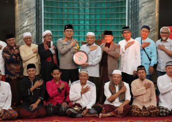 Jaga Kamtibmas tetap kondusif Jelang Pemilu 2024, Kapolrestro Depok Sholat Subuh Berjamaah Masjid Baiturrahman