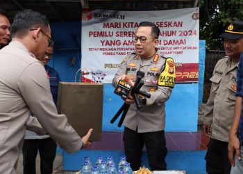 Kapolres Jaksel Kombes Pol. H. Ade Ary Syam Indradi, SH, S.Ik, MH Melaksanakan Kegiatan Sat Kamling di wilayan Tebet