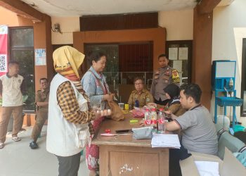 Kegiatan DDS dan Sambang Bhabinkamtibmas Kelurahan Jatimelati Laksanakan Monitoring Pembagian Sembako Bantuan Stunting