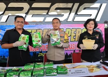 Kapolres Metro Bekasi Kota Pimpin Gelar Ungkap Kasus Penyalagunaan Narkoba Jenis Shabu sebanyak 12,7 Kg