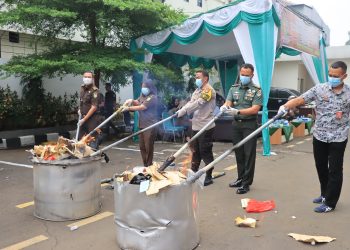 Kapolres Metro Bekasi Kota Hadiri Kegiatan Pemusnahan Barang Bukti Berkekuatan Hukum Tetap Tahun 2023 di Kejaksaan Negeri Kota Bekasi
