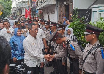 Polsek Johar Baru Lakukan Pengamanan Kunjungan PJ Gubernur DKI Jakarta Heru Budi Tinjau Rumah Tak Layak Huni yang Akan Dibedah