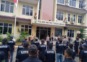 Polsek Metro Tanah Abang memberikan bantuan kepada Sat Kamling