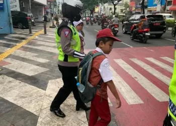 Polwan Polres Metro Depok Pagi-pagi Sudah Melayani Dengan Menyebrangkan Siswa-siswi SD