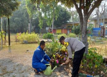 Polsek Kepulauan Seribu Utara dan Warga Bersatu Tanam Pohon untuk Reduksi Polusi Udara