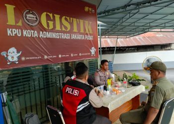Antisipasi gangguan Kamtibmas, Personel Polres Metro Jakarta Pusat Amankan Gudang Logistik Pemilu di Gedung KPRI Gunung Sahari.